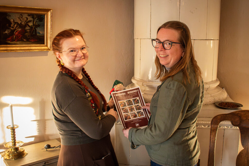 Mannerkoski sekä näyttelyvalvoja ja opas Jenny Törnroos hymyilevät.