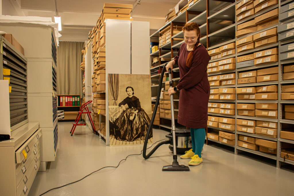 Mannerkoski imuroi museon kokoelmatiloja.