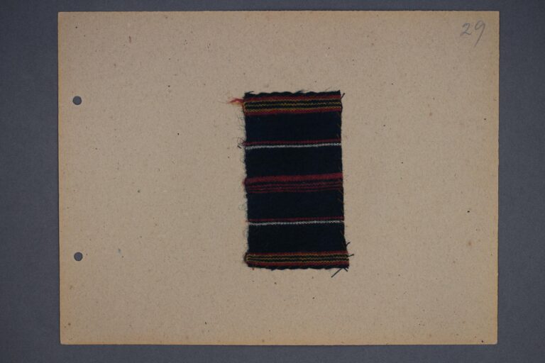 Kuvassa Porvoon kansallispuvun hamekankaan esikuva. Pieni villainen kangasnäyte, jonka sidos on palttina, joka on kudottu ripsimäiseksi. Yleisväriltään tumma. Loimi on tummansinistä villalankaa. Loimen tiheys on 11 lankaa/cm. Kude on villalankaa, jolla on kudottu vihertävän tummansiniselle pohjalle ohuita valkoisia, punaisia ja keltaisia raitoja. Kuteen tiheys on noin 20 lankaa/cm. Vasemmassa reunassa on hulpio. Näyte on kiinnitetty pahvisivulle käsin ompelemalla.