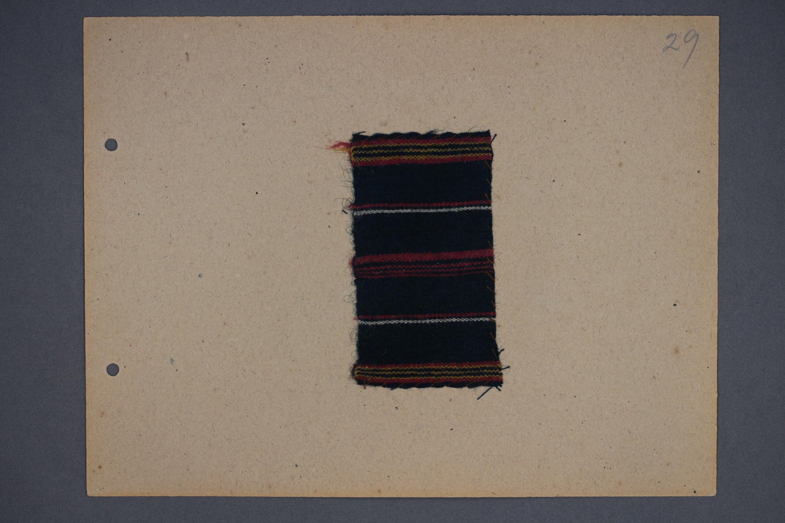 Kuvassa Porvoon kansallispuvun hamekankaan esikuva. Pieni villainen kangasnäyte, jonka sidos on palttina, joka on kudottu ripsimäiseksi. Yleisväriltään tumma. Loimi on tummansinistä villalankaa. Loimen tiheys on 11 lankaa/cm. Kude on villalankaa, jolla on kudottu vihertävän tummansiniselle pohjalle ohuita valkoisia, punaisia ja keltaisia raitoja. Kuteen tiheys on noin 20 lankaa/cm. Vasemmassa reunassa on hulpio. Näyte on kiinnitetty pahvisivulle käsin ompelemalla.