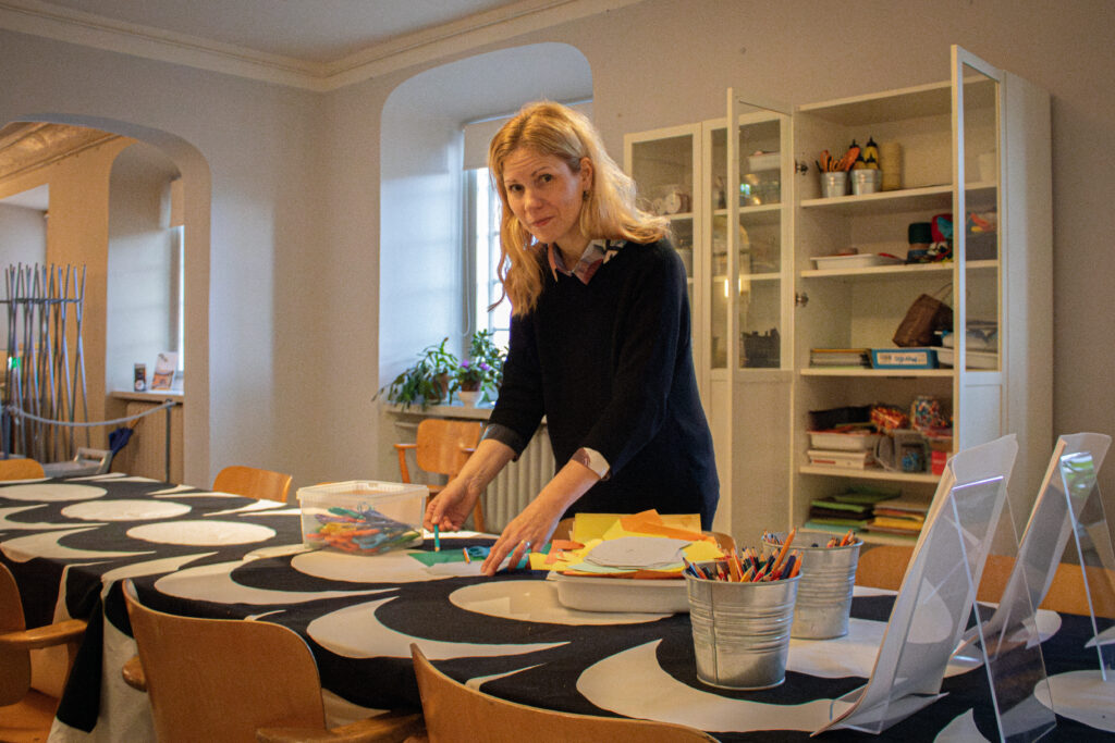 Schuth ordnar pysselmaterial till en verkstad för barn i verkstadsutrymmet Konkarongen i Holmska gården.