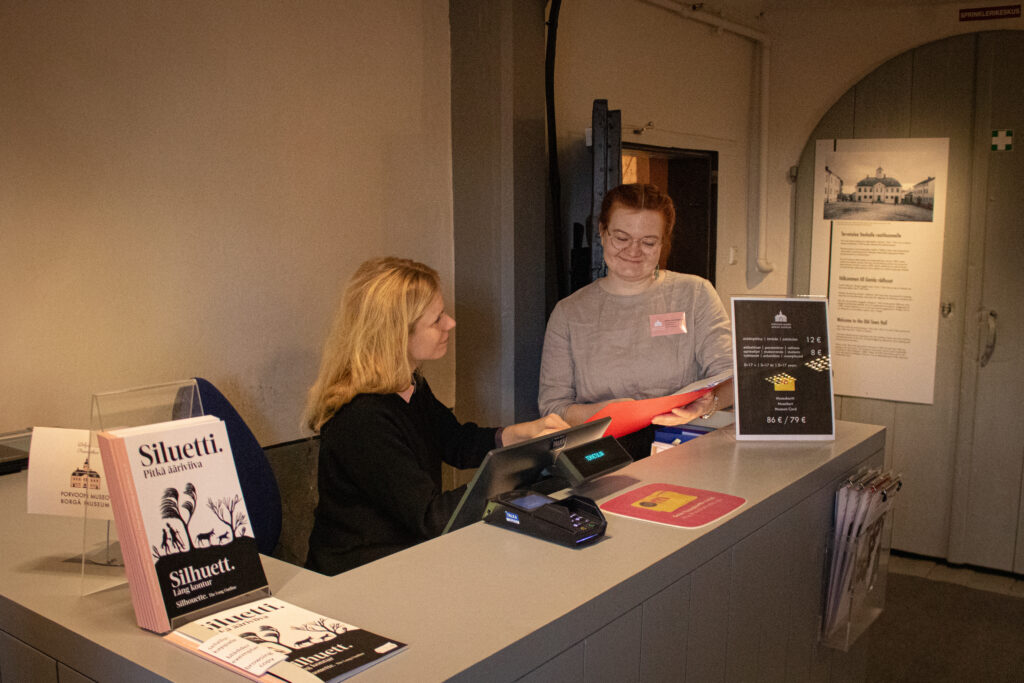 Schuth har haft ett veckovaktpass i museets öppethållning. Här tillsammans med museiassistent Sirkku Mannerkoski vid kassan i Gamla rådhuset.