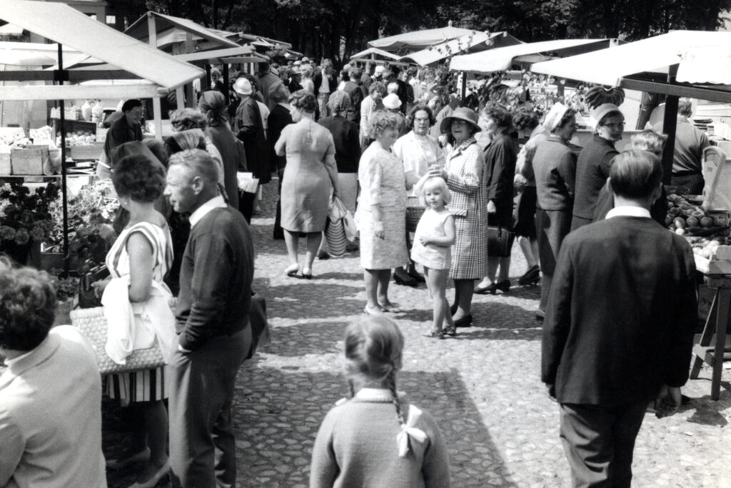 Människor som går vid torget.