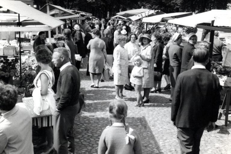 Människor som går vid torget.