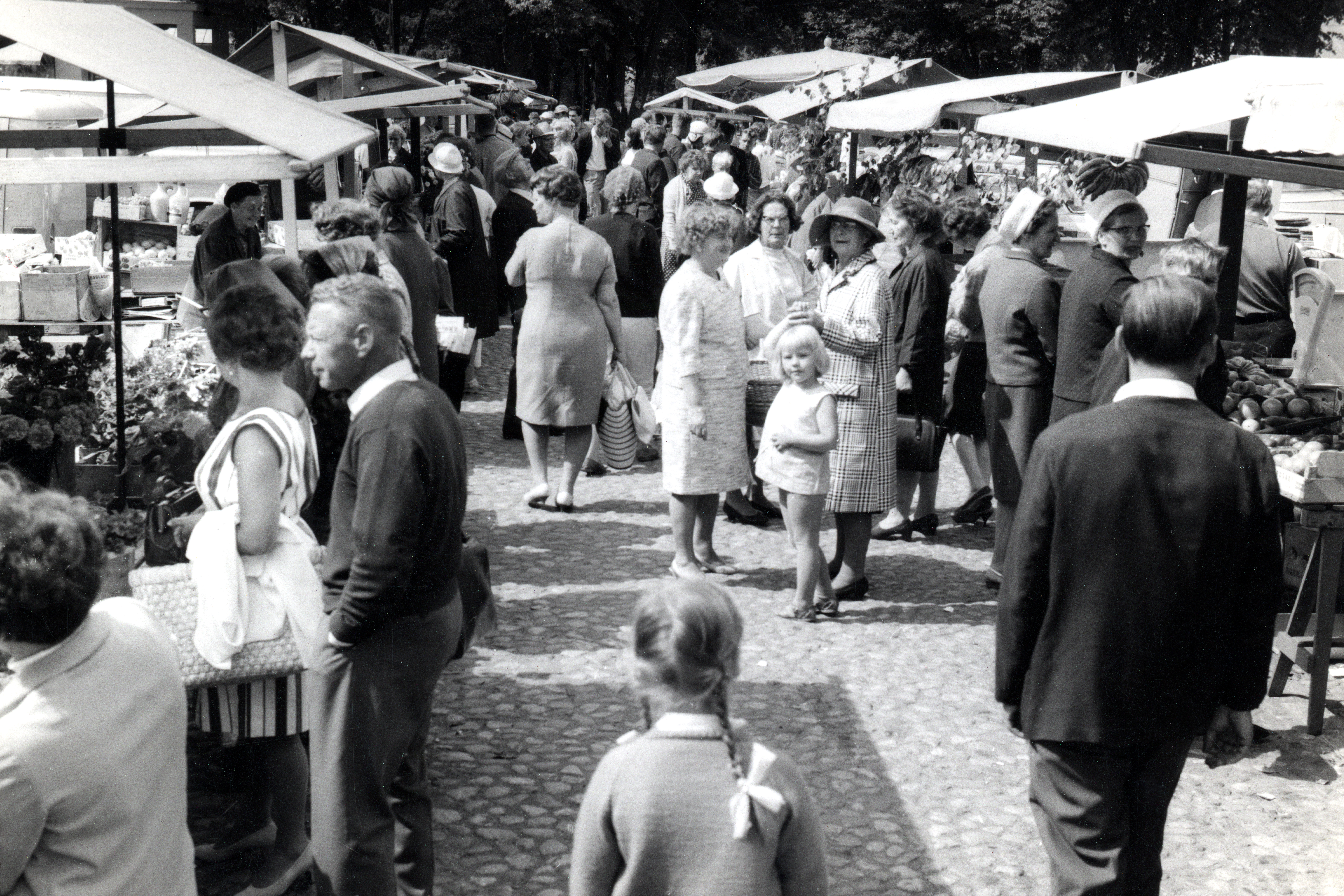Människor som går vid torget.