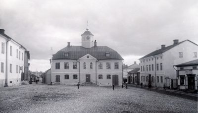 Kuva: Porvoon Vanha raatihuone vuonna 1898. Natalia Linsén, Porvoon museo.