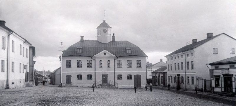 Kuva: Porvoon Vanha raatihuone vuonna 1898. Natalia Linsén, Porvoon museo.