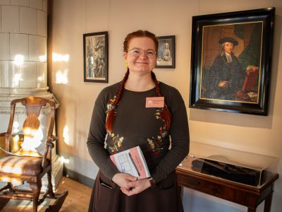 Museoapulainen Sirkku Mannerkoski.