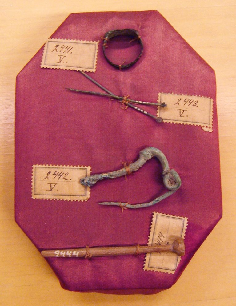 naisen_hautaesineisto